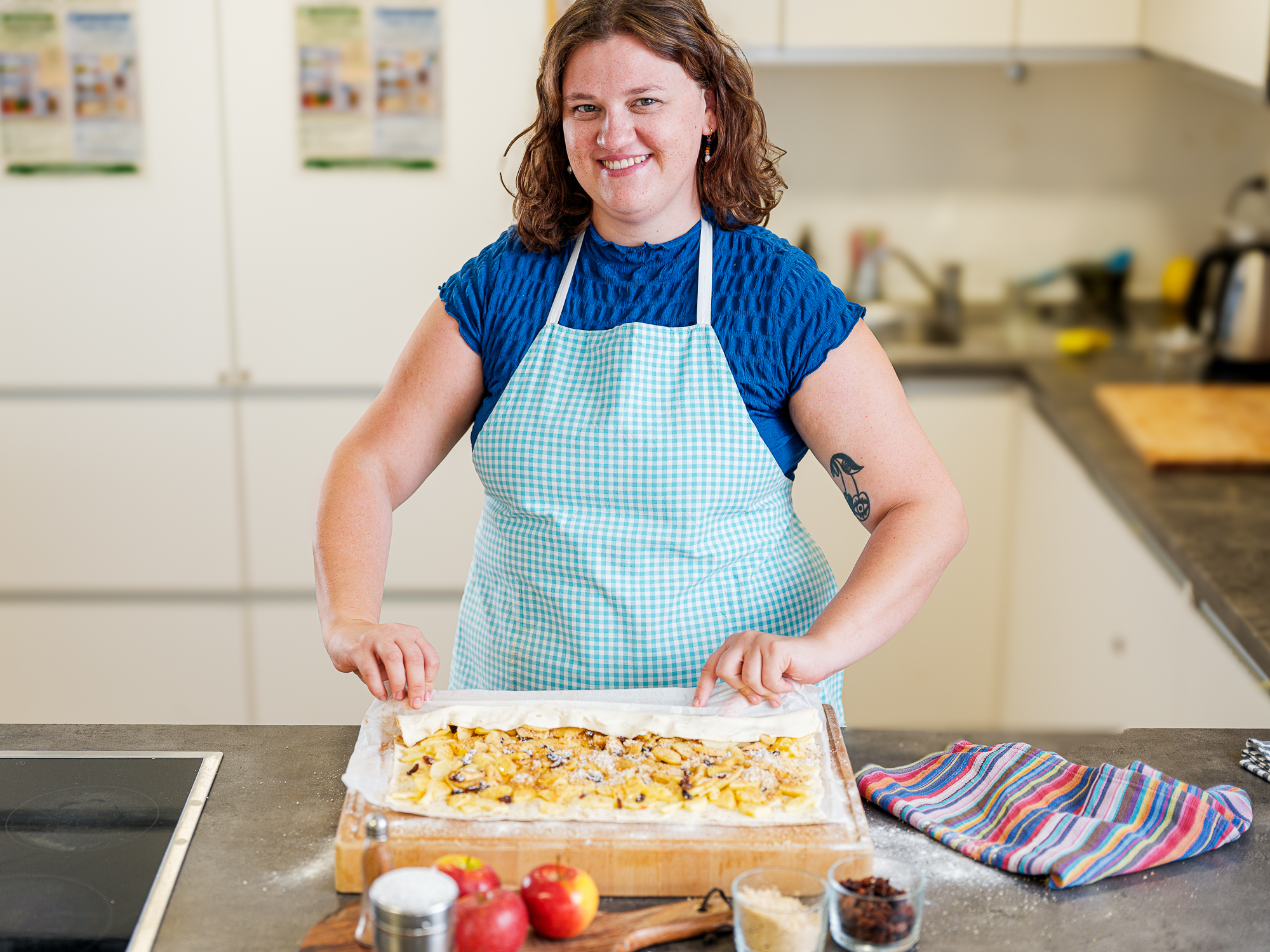 Ein Frau macht Apfelstrudel mit Fertigteig